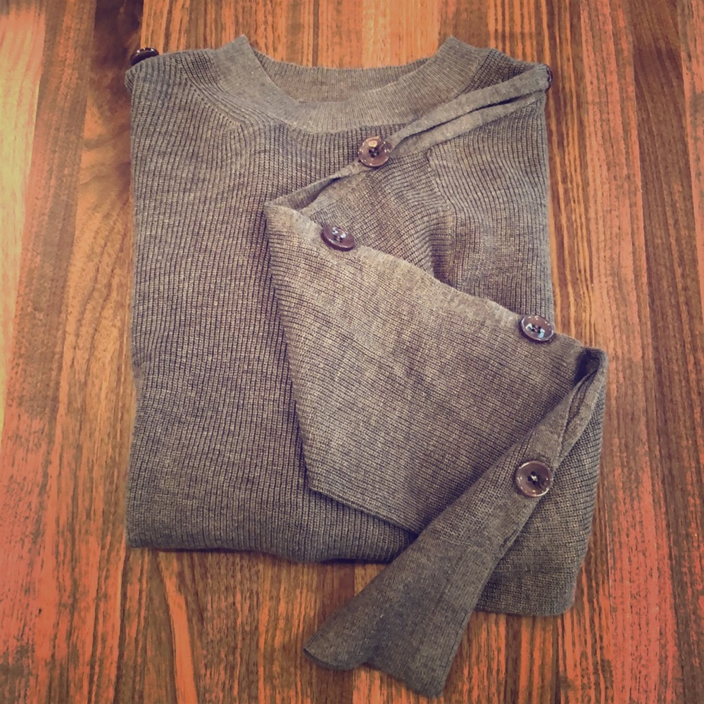 Shoulder-wrist buttoned brown lightweight sweater